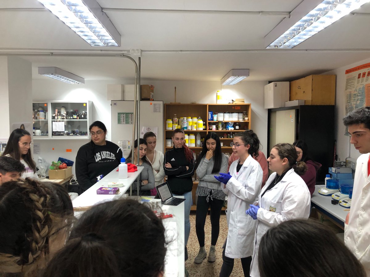 SilviaGHerrador's tweet photo. 💚Día de Jornada de puertas abiertas del @gregorioferva 💚
Esta mañana con las alumnas del CFGM Atención a personas en situación de dependencia 👩🏽🦽y del CFGS de Laboratorio clínico y biomédico 🧬
A las 17 horas el segundo pase.
#SomosGregorio #ConoceGF #APSD_GF #LAB_GF https://t.co/jMS0rHApKf