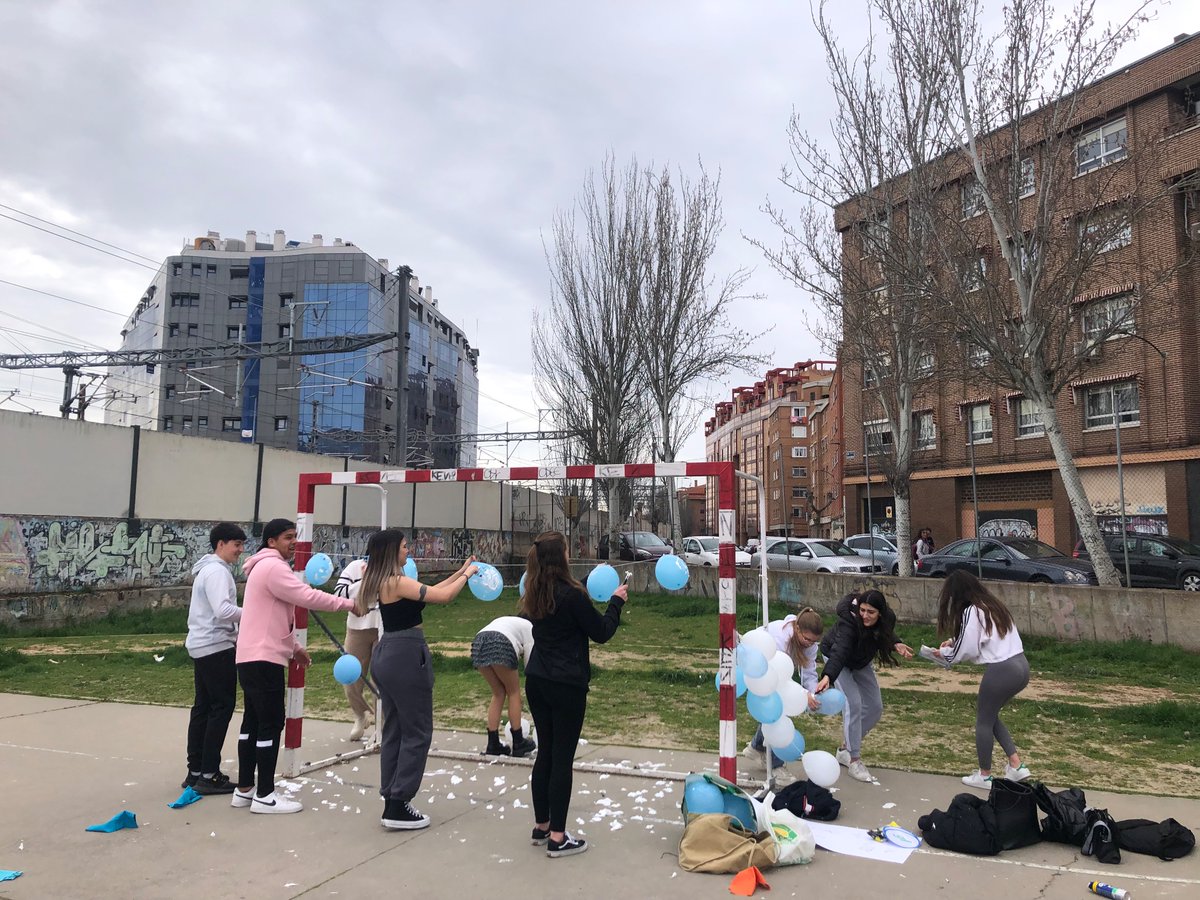 SilviaGHerrador's tweet photo. 💚Día de Jornada de puertas abiertas del @gregorioferva 💚
Esta mañana con las alumnas del CFGM Atención a personas en situación de dependencia 👩🏽🦽y del CFGS de Laboratorio clínico y biomédico 🧬
A las 17 horas el segundo pase.
#SomosGregorio #ConoceGF #APSD_GF #LAB_GF https://t.co/jMS0rHApKf