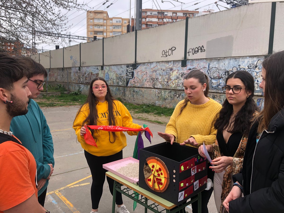 SilviaGHerrador's tweet photo. 💚Día de Jornada de puertas abiertas del @gregorioferva 💚
Esta mañana con las alumnas del CFGM Atención a personas en situación de dependencia 👩🏽🦽y del CFGS de Laboratorio clínico y biomédico 🧬
A las 17 horas el segundo pase.
#SomosGregorio #ConoceGF #APSD_GF #LAB_GF https://t.co/jMS0rHApKf
