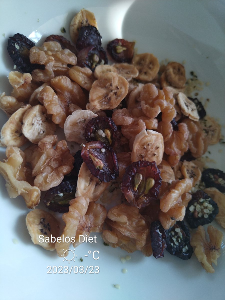 SabzerAzoh's tweet photo. Nourish your body and mind with healthy food. Dry fruits and nuts every day will keep a multitude of ailments at bay. 

. Walnuts
. Baby Banana
. Seeded grapes https://t.co/t9f8agcUz1