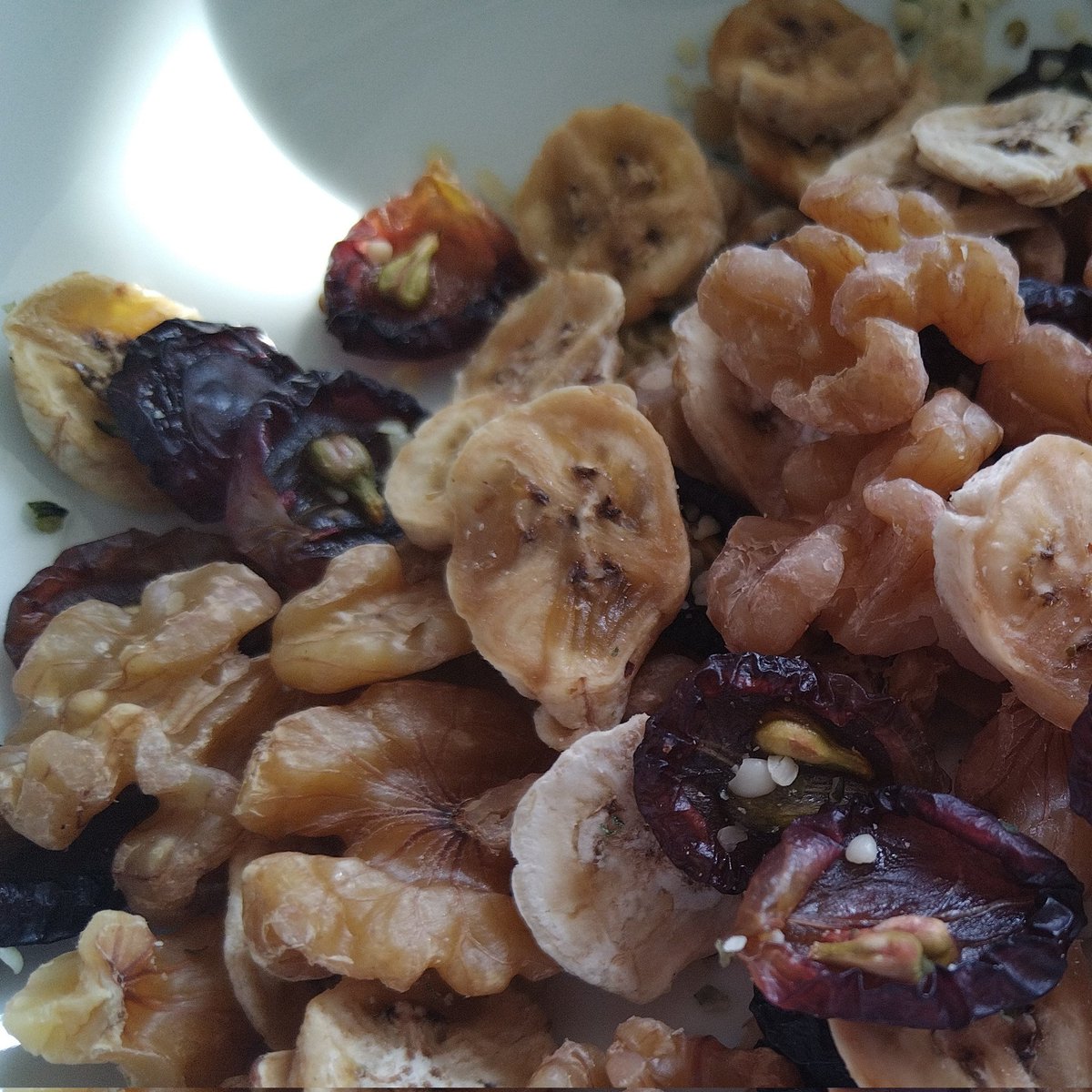 SabzerAzoh's tweet photo. Nourish your body and mind with healthy food. Dry fruits and nuts every day will keep a multitude of ailments at bay. 

. Walnuts
. Baby Banana
. Seeded grapes https://t.co/t9f8agcUz1