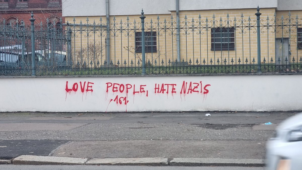 GraffitiRadical's tweet photo. "LOVE PEOPLE, HATE NAZIS" 
Seen in Leipzig, Germany https://t.co/P830O5vQxw