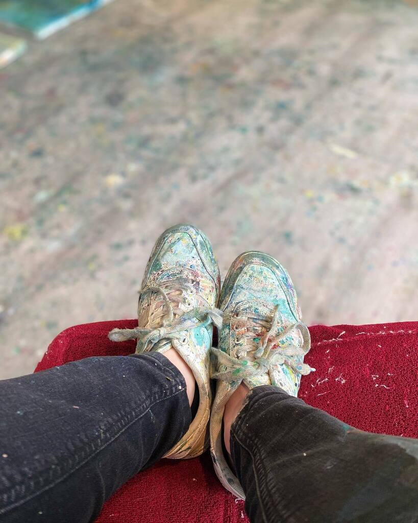 GElliottArtist's tweet photo. New chair in the studio.. well it’s old but new to the studio… new painting coming along… new big marks… new colours… ooooooh! New, new, newness! 🎨💫 https://t.co/SUjia3ynPU https://t.co/7UEwgGNsVl