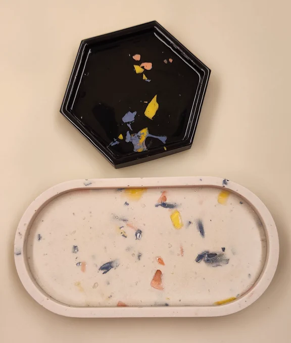 I made my first terrazo trinket tray thingy.I resin the black one so it's glossy.I gift to my aunt.  