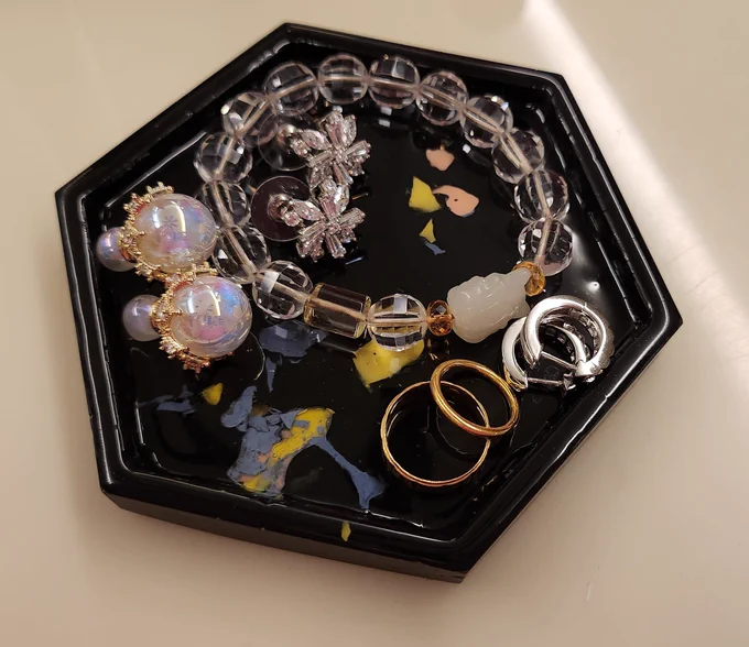 I made my first terrazo trinket tray thingy.I resin the black one so it's glossy.I gift to my aunt.  