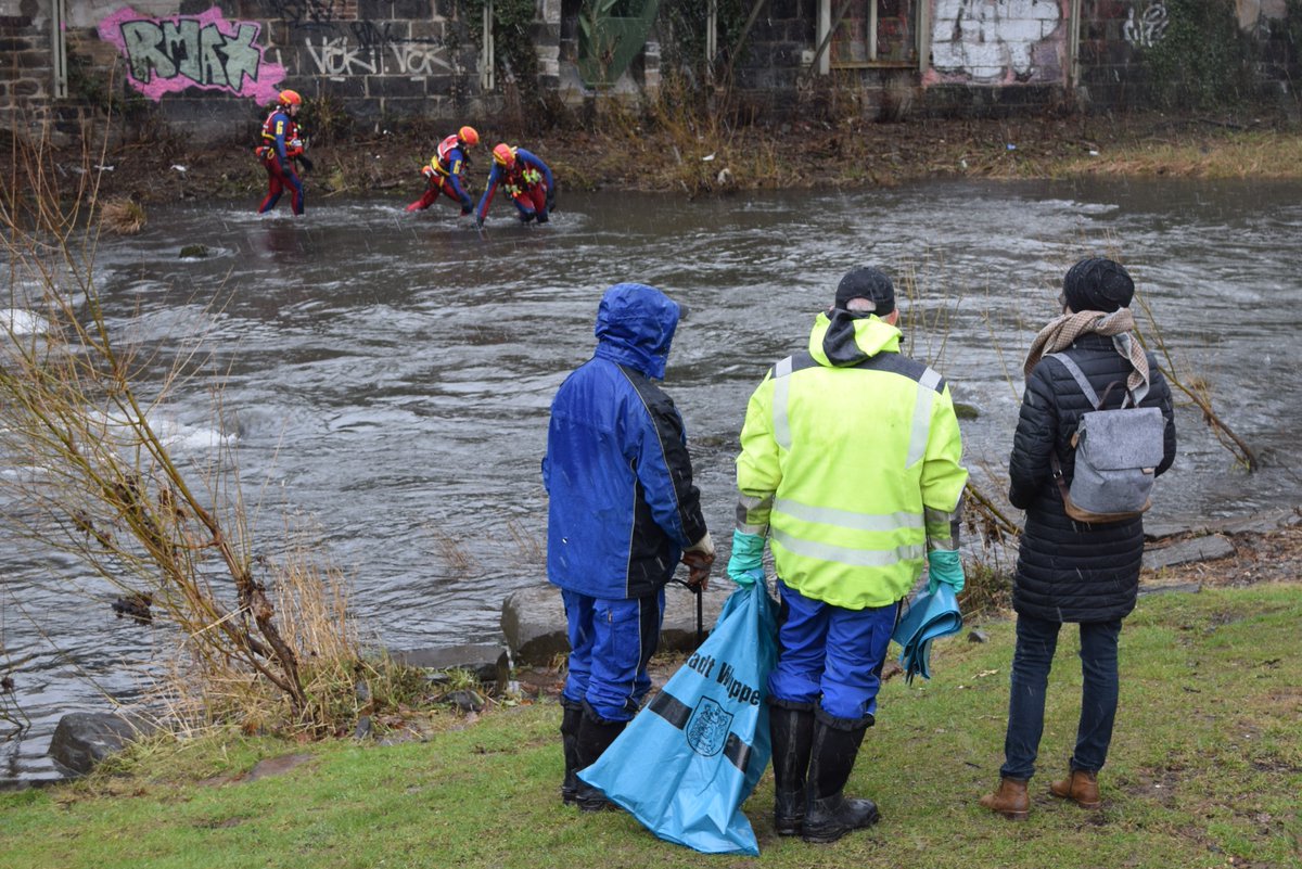 stadt_wuppertal's tweet photo. Leider schlechte Nachrichten 😦: Die Stadt sagt in enger Abstimmung mit dem #Wupperverband den #Wupperputz aus Sicherheitsgründen ab. Durch die Regenfälle ist der Pegel des Flusses leicht gestiegen, die Wetterprognosen für Samstag sehen nicht gut aus. 🌧️🌬️
https://t.co/W1CkF7VF1L https://t.co/eFND2qEWCG
