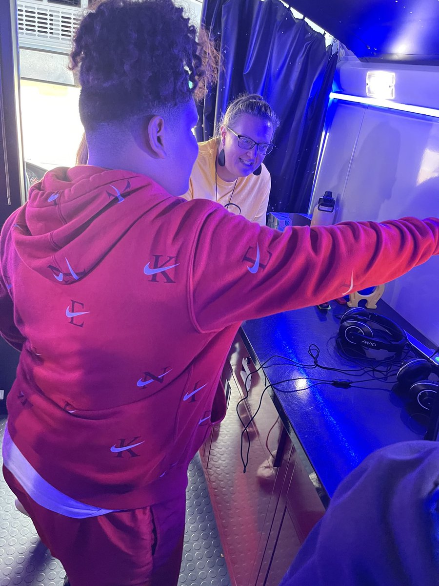 JulesGrayEd's tweet photo. Our 5th grade students are learning on the STEM BUS today with the help of our parent volunteers, staff, and engineer volunteers!! We are so thankful for Ms. Martinez, her crew, and the education foundation and its supporters! @WaltDisneyElem @AlvinISD @AlvinISDSTEMBus https://t.co/Ut5OtQVsvf