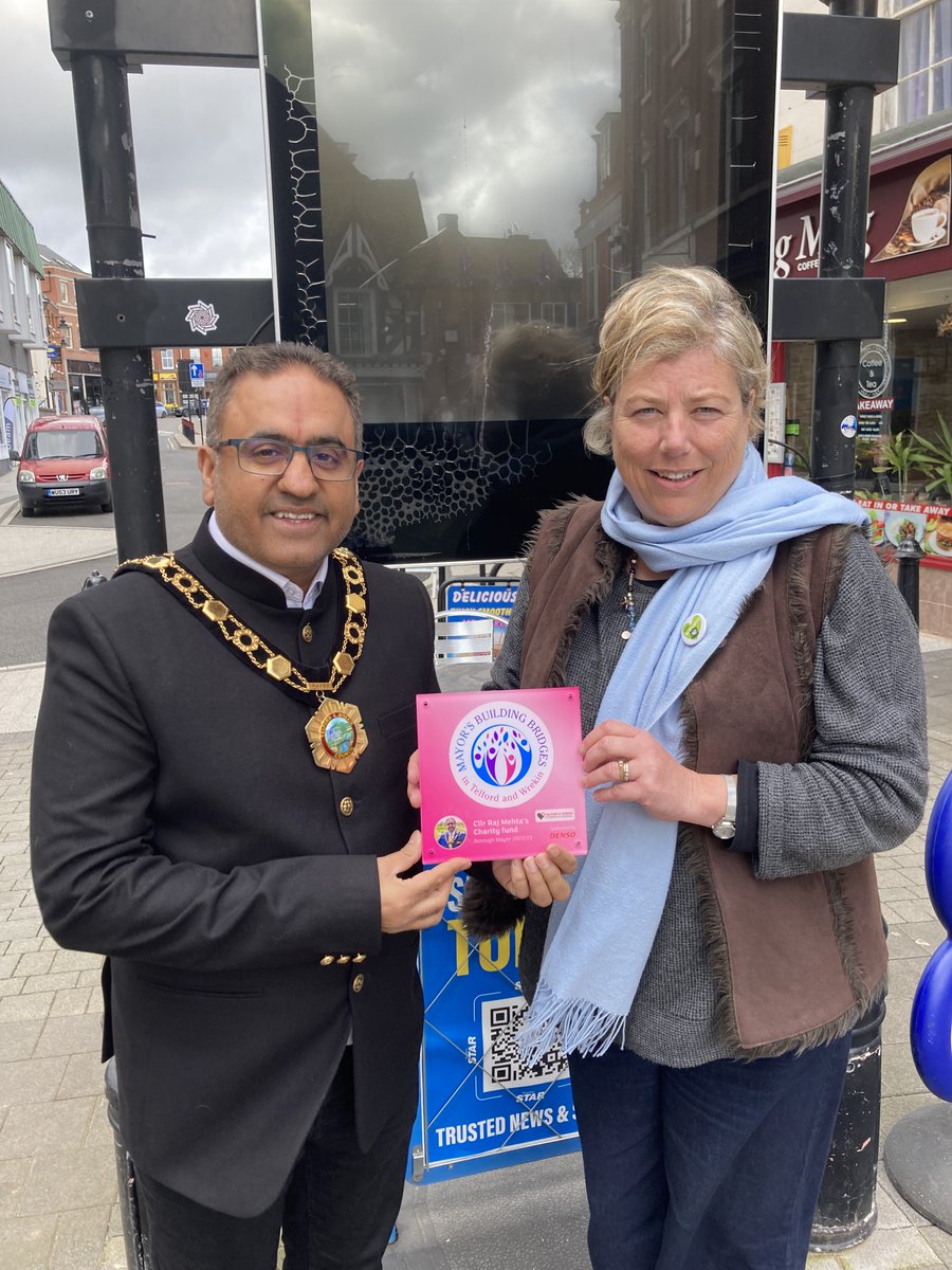 LoveWellington1's tweet photo. A wonderful surprise for @SThemans of #LoveWellington - presented with @TandWMayor Cllr Raj Mehta's 'Building Bridges in Telford &amp; Wrekin' plaque
That is exactly what Love Wellington sets out to do - unite and promote the #Wellington community 💚
#BuildingBridges #communityspirit https://t.co/qIiyOjWtkC