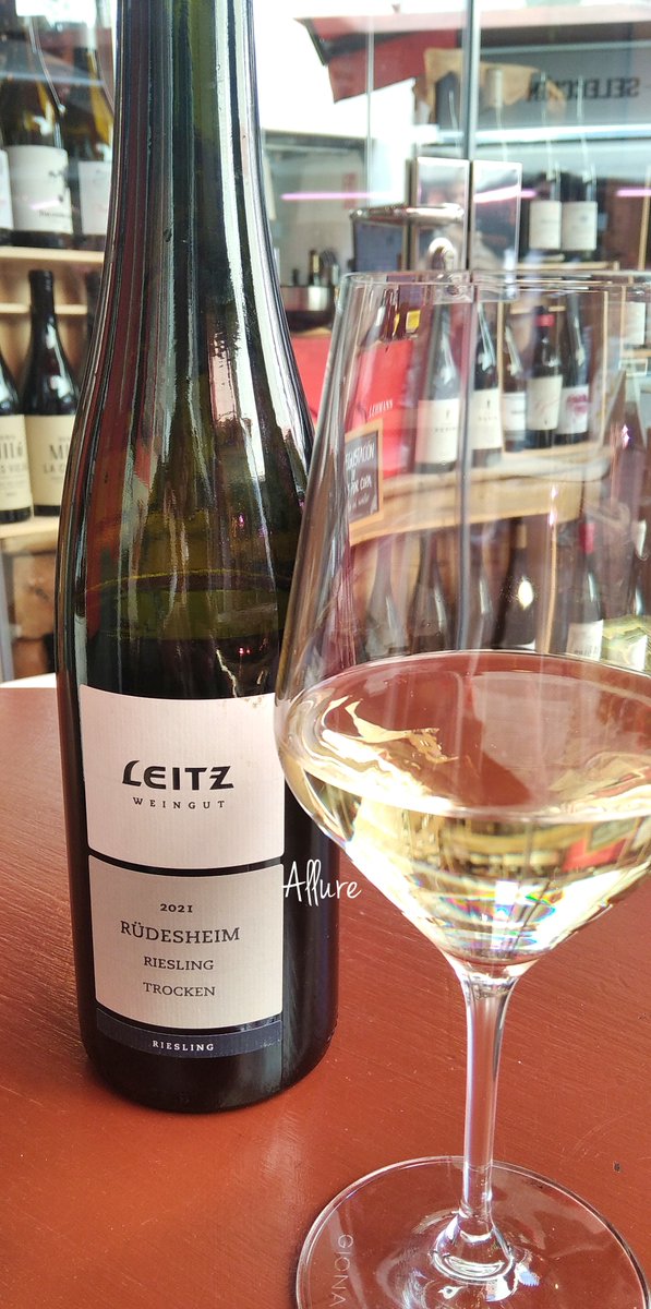 Para descansar del ajetreo de las compras, un elemental muy mineral.
  <a href="/Vinotecatierra/">Vinoteca Tierra</a> Gracias por existir.