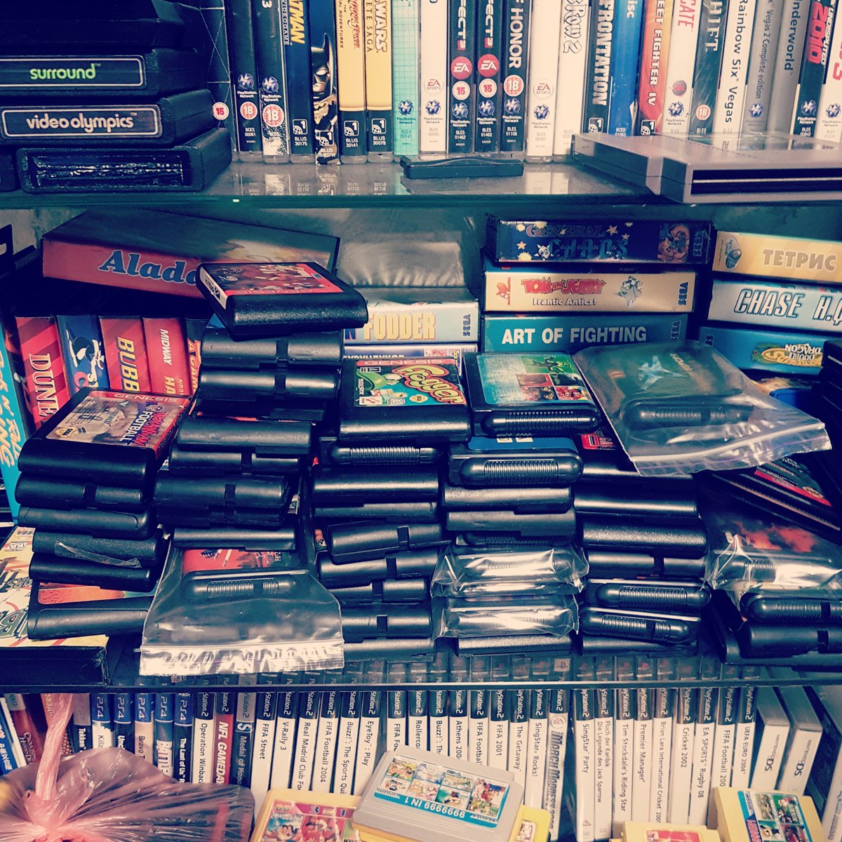 ToyMakc's tweet photo. Схоже, що на полиці із картриджами Sega закінчуєються вільне місце🤔
Потрібно якось звільняти😉
👇👇👇
MakcToyS https://t.co/hnMxsR0WIc
#sega #game #vintage #nostalgia #retro #collection #videogame #retrogaming #retrogamer https://t.co/va1o1a0eUy