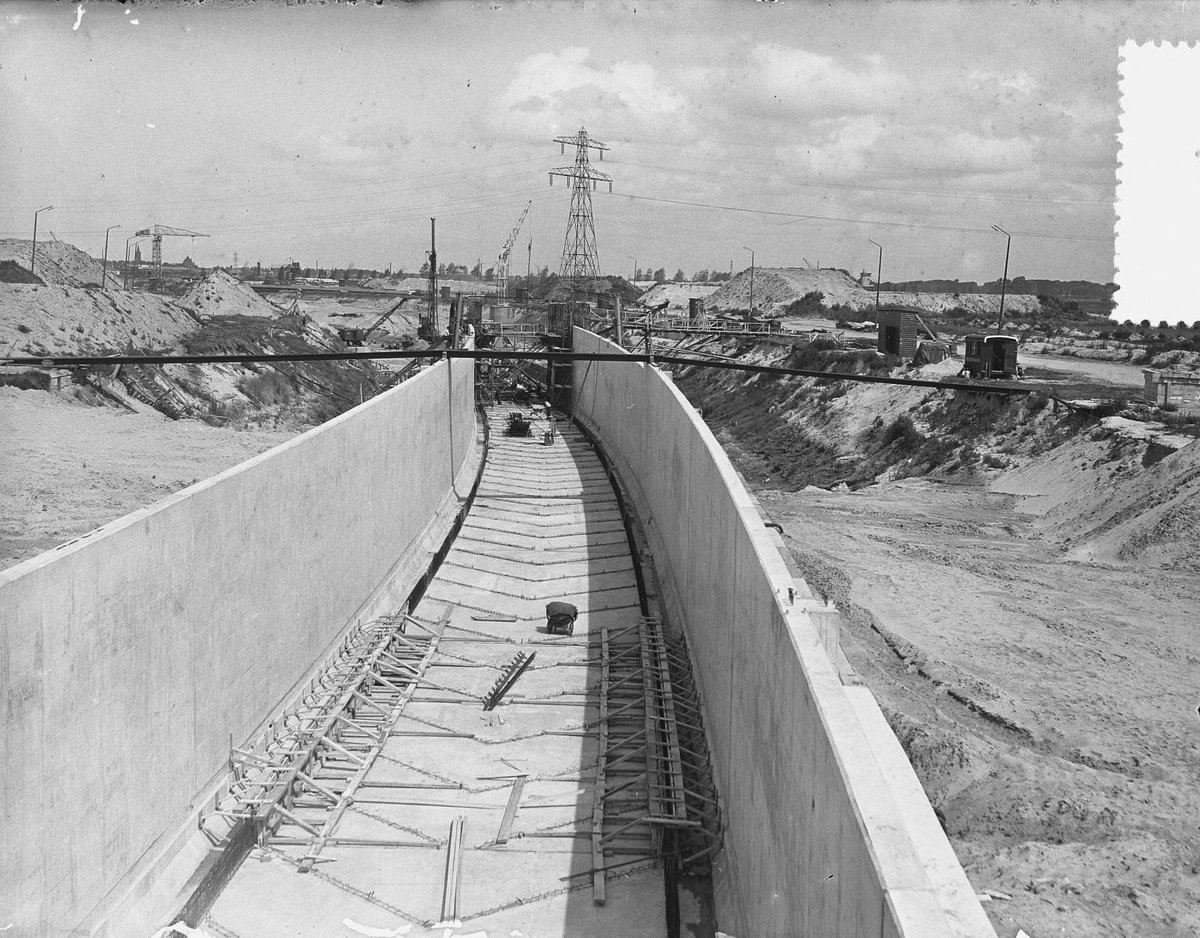 De #Velsertunnel is onze oudste snelwegtunnel. In 1941 start de bouw. Vanwege de Tweede Wereldoorlog stopt deze na een jaar. De uiteindelijke Velsertunnel wordt in 1957 geopend door koningin Juliana. 📷👇  #ThrowbackThursday #Rijkswaterstaat225jaar
📷 Fotocollectie Anefo