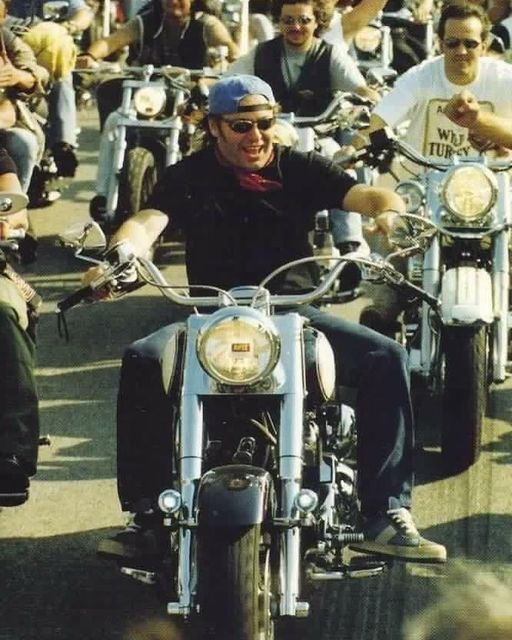 pierpi13's tweet photo. Conservo ancora quella fotografia leggendaria: io alla testa di una banda di motociclisti “Harleysti” duri e puri per un giro sulla pista del Mugello. Sono molto affezionato a quell’immagine.. 
Quando salgo su una moto mi piace pensare che potrei andare fino al Polo Nord. Poi magari faccio solo un giro intorno a casa. È uguale. Perché l’importante non è avere una meta precisa da raggiungere… ma di godersi il viaggio..
Vasco Rossi
