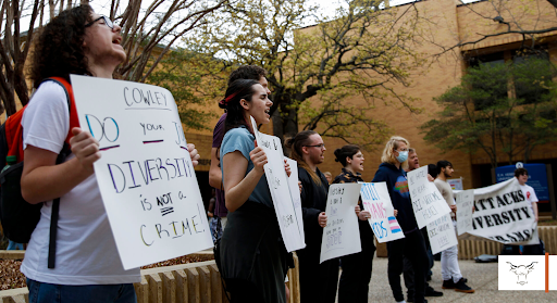 UTAShorthorn's tweet photo. Students rallied to protest and demand protection of Diversity, Equity and Inclusion policies at UTA. https://t.co/gLoE4j7J7u