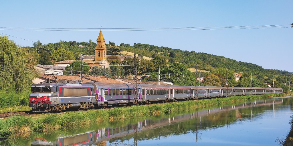 RailPassion's tweet photo. Longeant le canal des Deux-Mers, la BB 7258 est vue à la traction de l’Intercités 4762 reliant Marseille à Bordeaux.
#ferroviaire #BB7258 https://t.co/UInq58OBsp