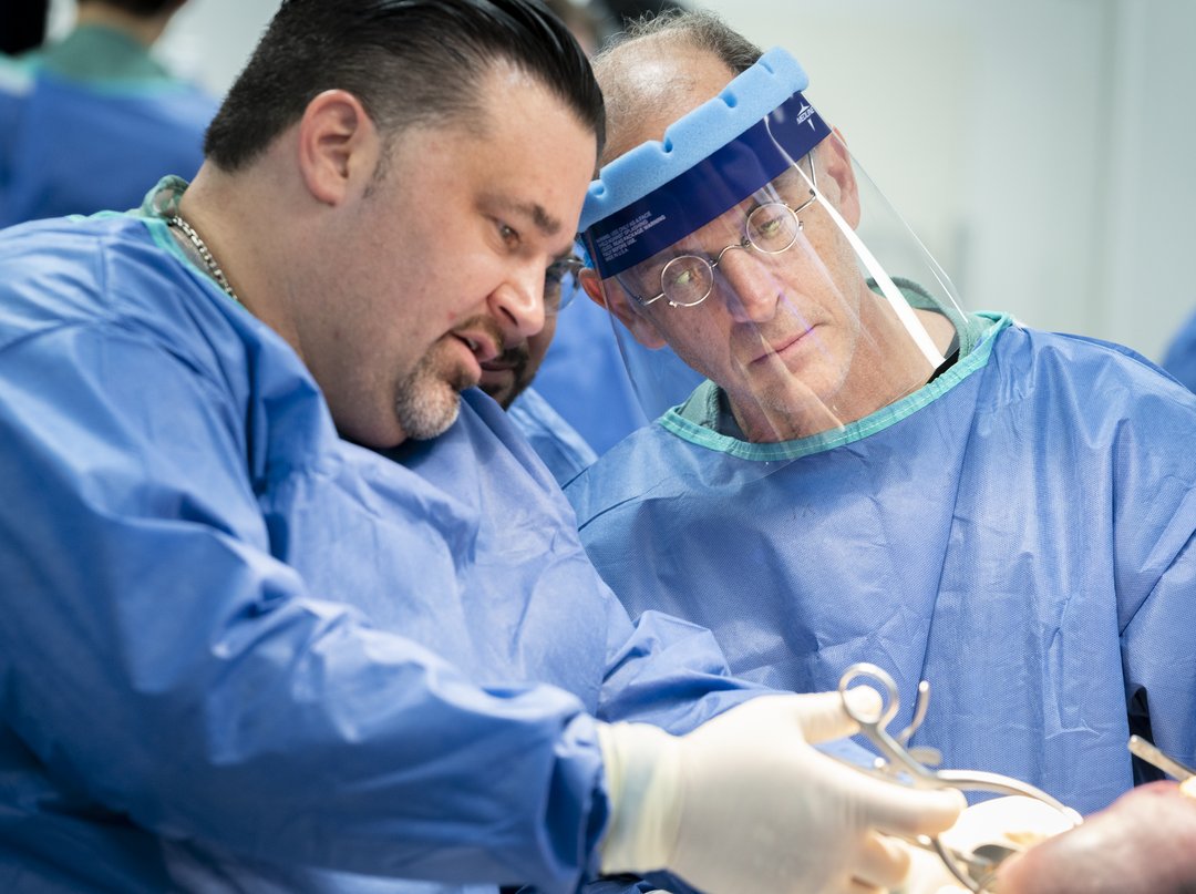 ArthrexMedEd's tweet photo. Congratulations to #Arthrex faculty surgeon @KevinFarmerMD, named @SEC Team Physician of the Year. Dr. Farmer has served as @UF Gators team physician for 13 years, utilizing Arthrex innovation to help student-athletes. Learn more: https://t.co/J4ZcusakSN @FloridaGators @GatorsFB https://t.co/TCmYkyXc6h