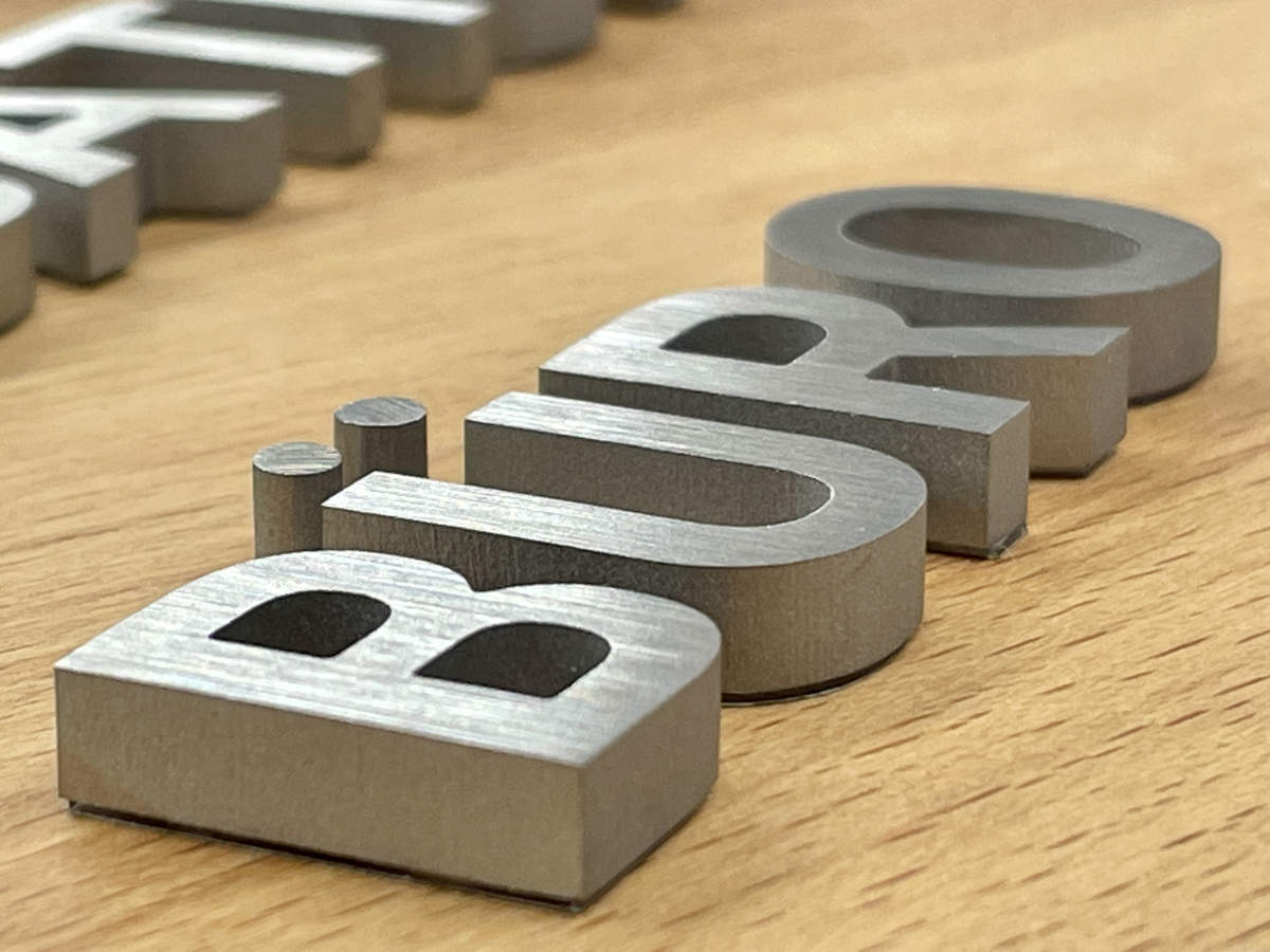 Edelstahlbuchstaben fein geschliffen #edelstahlbuchstaben #signaletik #signage #typographie #3dbuchstaben #wasserstrahlschneiden #beschriftung #grafikdesign #werkstattblick #schneidwerkhohl #metallbuchstaben #reliefschriften #Praxisbeschriftung #einzelbuchstaben #premiumqualität