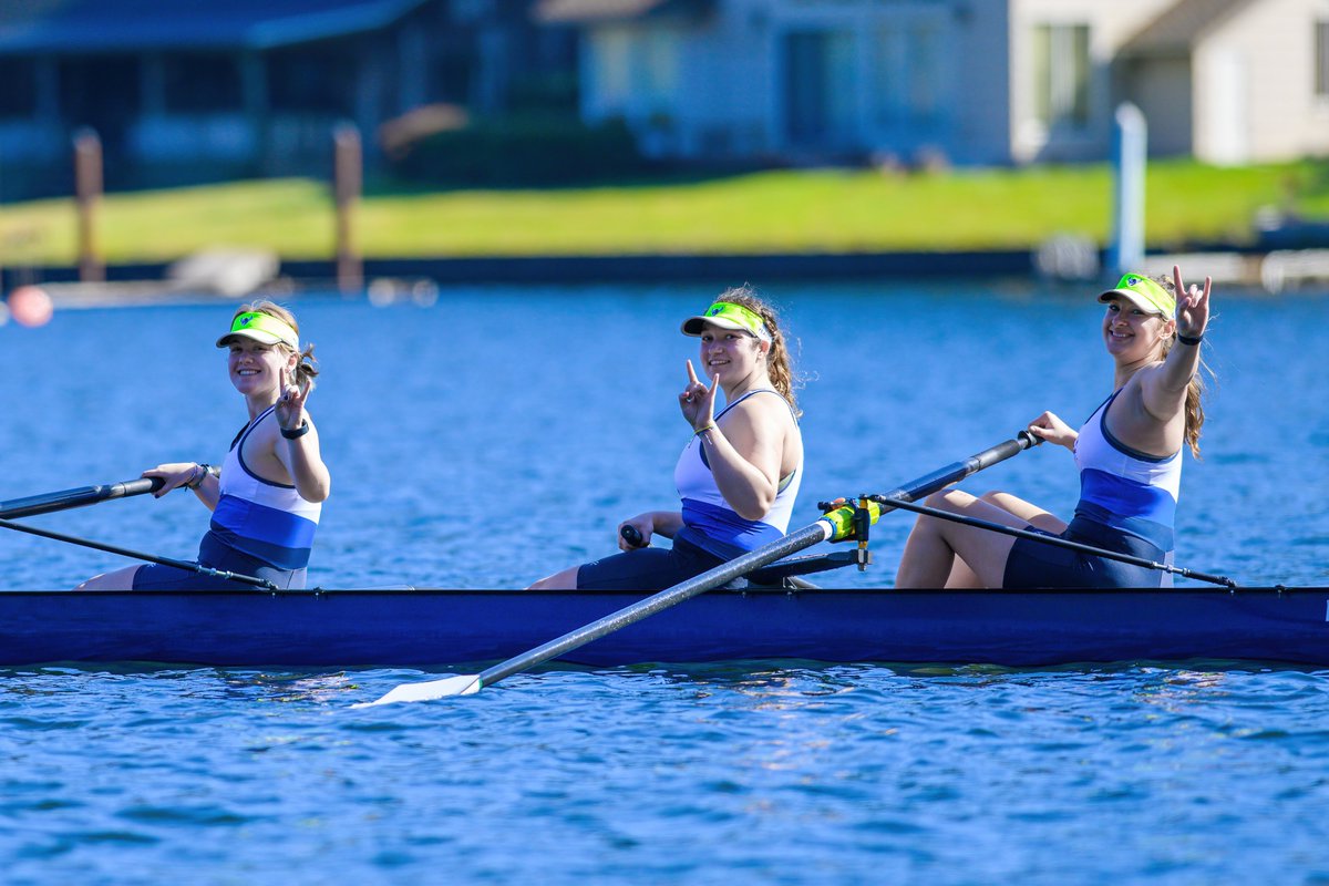 WWUAthletics's tweet photo. #RowViks 

A few 📸 of @wwu_rowing in action from Wednesday's beautiful afternoon training session on Lake Samish.

📸 : Eric Becker https://t.co/W7jlIlMpKP