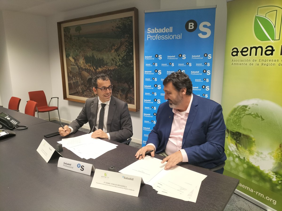 AEMArm's tweet photo. @cvera7, Director Regional de @BancoSabadell  y @danielamyca , presidente de AEMA, han firmado un convenio de colaboración para fomentar la #economiaverde  y el intercambio de sinergias entre ambas instituciones  #economiacircular  #medioambiente #aema https://t.co/IeAjFyOHlB