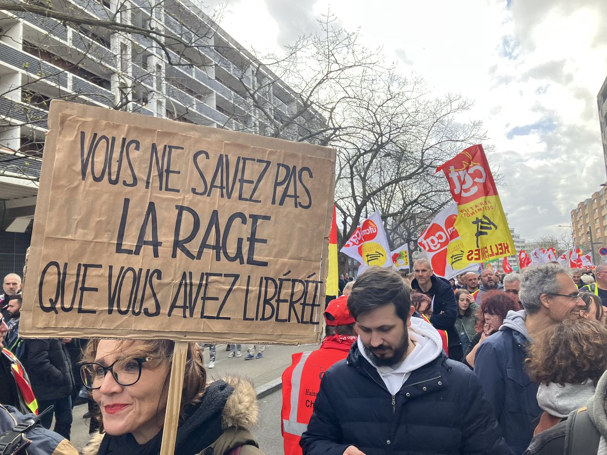 CamilleDrouet1's tweet image. Apaisement épisode 457. 

À #Lille, la police balance des lacrymos d’un côté et de l’autre empêchent une enfant de 5 ans terrorisée et en pleurs de quitter le cortège. Comme dirait cette pancarte :