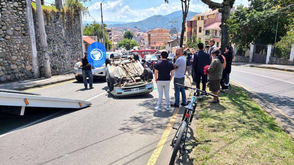 Diario El Mercurio on Twitter "Cuenca Conductor resultó herido por vuelco de automóvil en Av