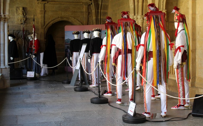 Pastorala Bergaran, ezpata-dantza Ordizian, maskaradak Urdiñarben, dantza jaialdia Elgoibarren...  Bestalde, Donostian Maritzuli Konpainiaren eta Sestaon <a href="/euskolorak/">Eusko Lorak</a>-en erakusketak irekiko dira. Hemen datozen egunetako dantza agenda:
dantzan.eus/agenda