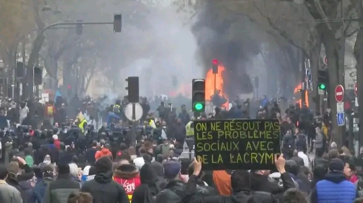 Sakabha's tweet photo. 🔴Le Mali🇲🇱 suit de près les manifestations à Paris🇫🇷 et en appel au respect de droit de l'homme et à garantir la #liberté d'expression 😂🤣 https://t.co/3k1Vf0enKs
