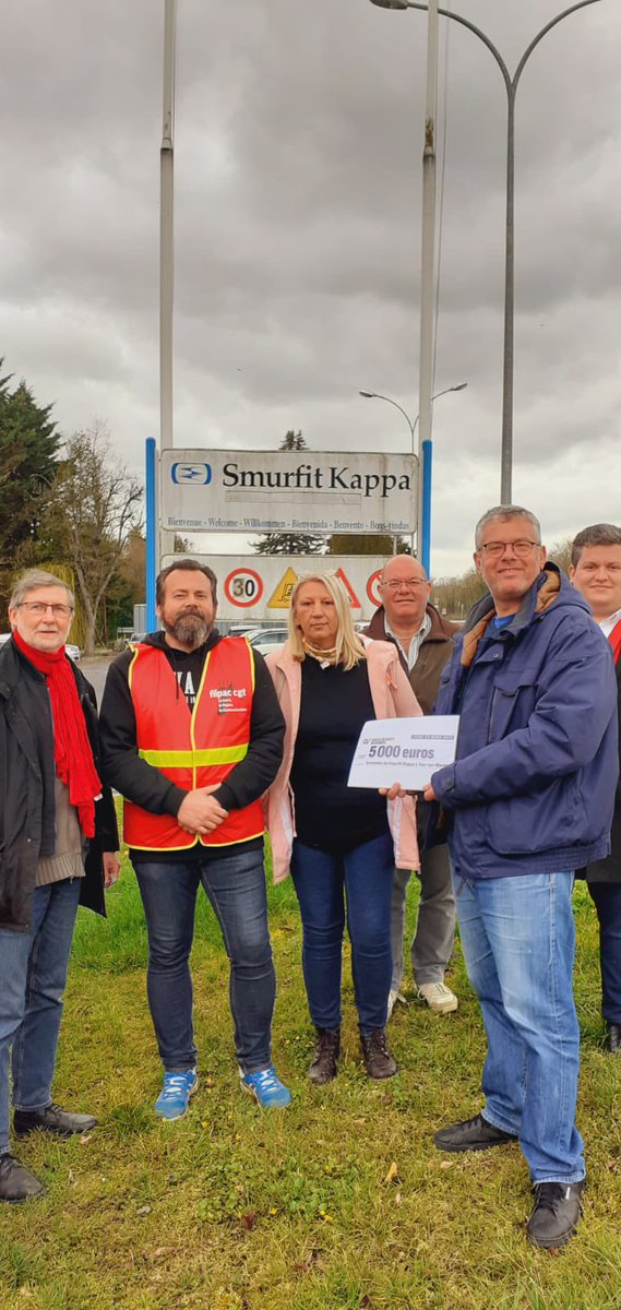 smith51_a's tweet photo. ✊Très honoré de remettre aujourd’hui, avec mes camarades, un chèque de 5000€ de la #CaisseDeGreve de la @FranceInsoumise pour soutenir le combat des salarié-es de @smurfitkappa contre la #ReformeDesRetraites à Tours-sur-#Marne 

#Greve23Mars #manif23mars #manifestation #greve https://t.co/XbaswhLs5u