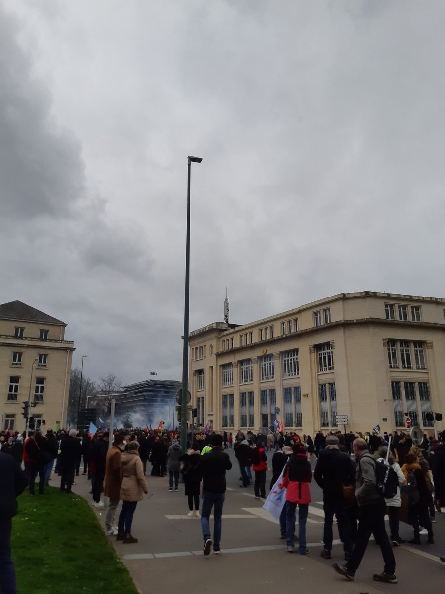 CarolineAmiel's tweet photo. Inadmissible à @Caen la manif pacifique accueillie par les lacrymo à la préfecture ! 
#retraite https://t.co/f6QdlldNj6