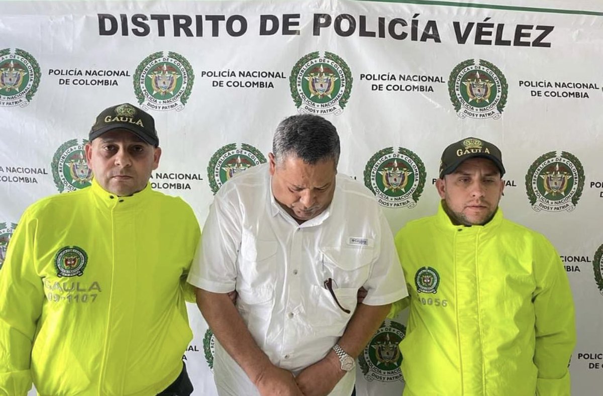 ORobayo1983's tweet photo. El caso del director de Carcel de Vélez enloda nuestro @INPEC_Colombia pero así existen casos y denuncias en contra de directores a nivel nacional la mayoría retirados de las FFMM es hora de hacer cambios en los directores de Carcel  @DInpec @osunanestor @petrogustavo https://t.co/igAxw77hMD