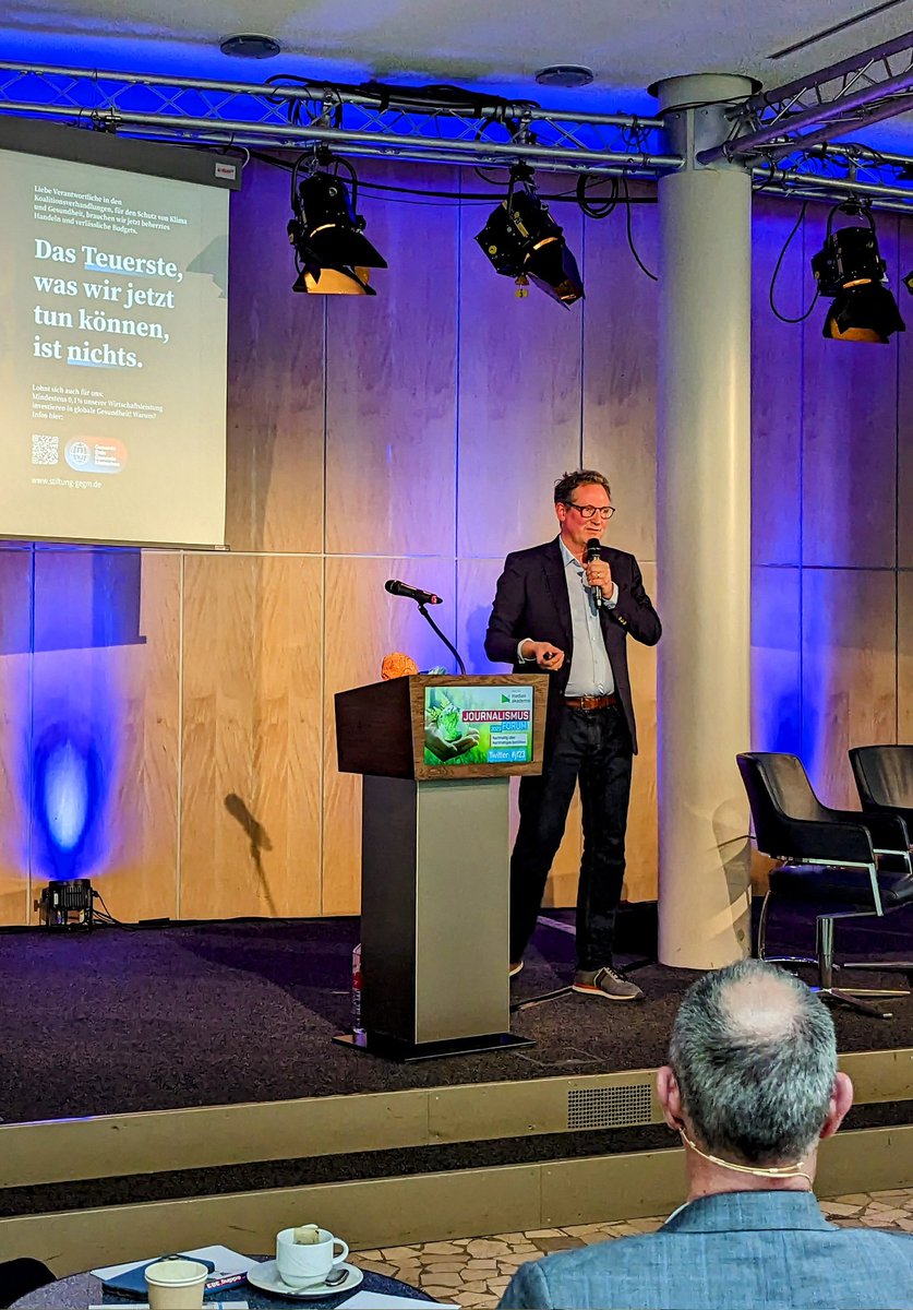 NatachaOlbrich's tweet photo. "Das Teuerste, was wir jetzt tun können, ist nichts." Aufrüttelnde Worte von #EckartvonHirschhausen auf dem #Journalismusforum2023 beim #hessischenrundfunk in #Frankfurt https://t.co/drx7wqCSii