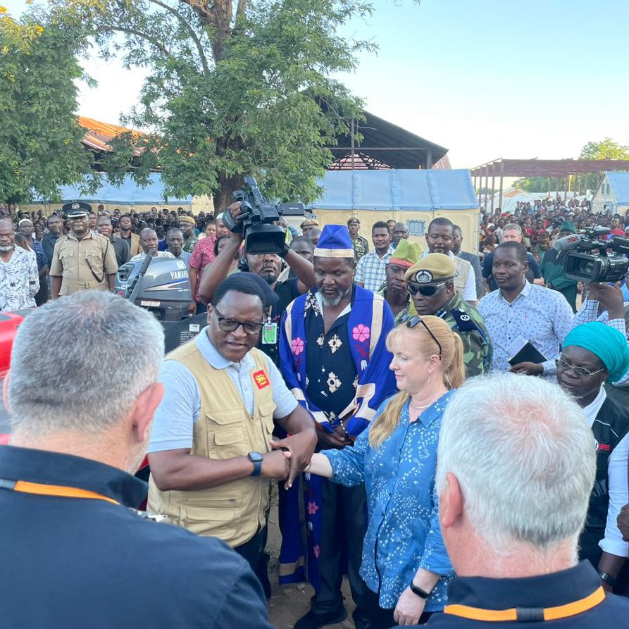 sophiawillittsk's tweet photo. 🇬🇧 gives vital search &amp; rescue equipment to @LAZARUSCHAKWERA, including 3 specialist boats that @UKISAR used to rescue at least 335 🇲🇼 people. Boats and training will enable 🇲🇼 to continue saving lives now and in the future. 🇲🇼🤝🇬🇧 @UKinMalawi @FCDOGovUK  🧵1/2 https://t.co/dSyAfJSMxd