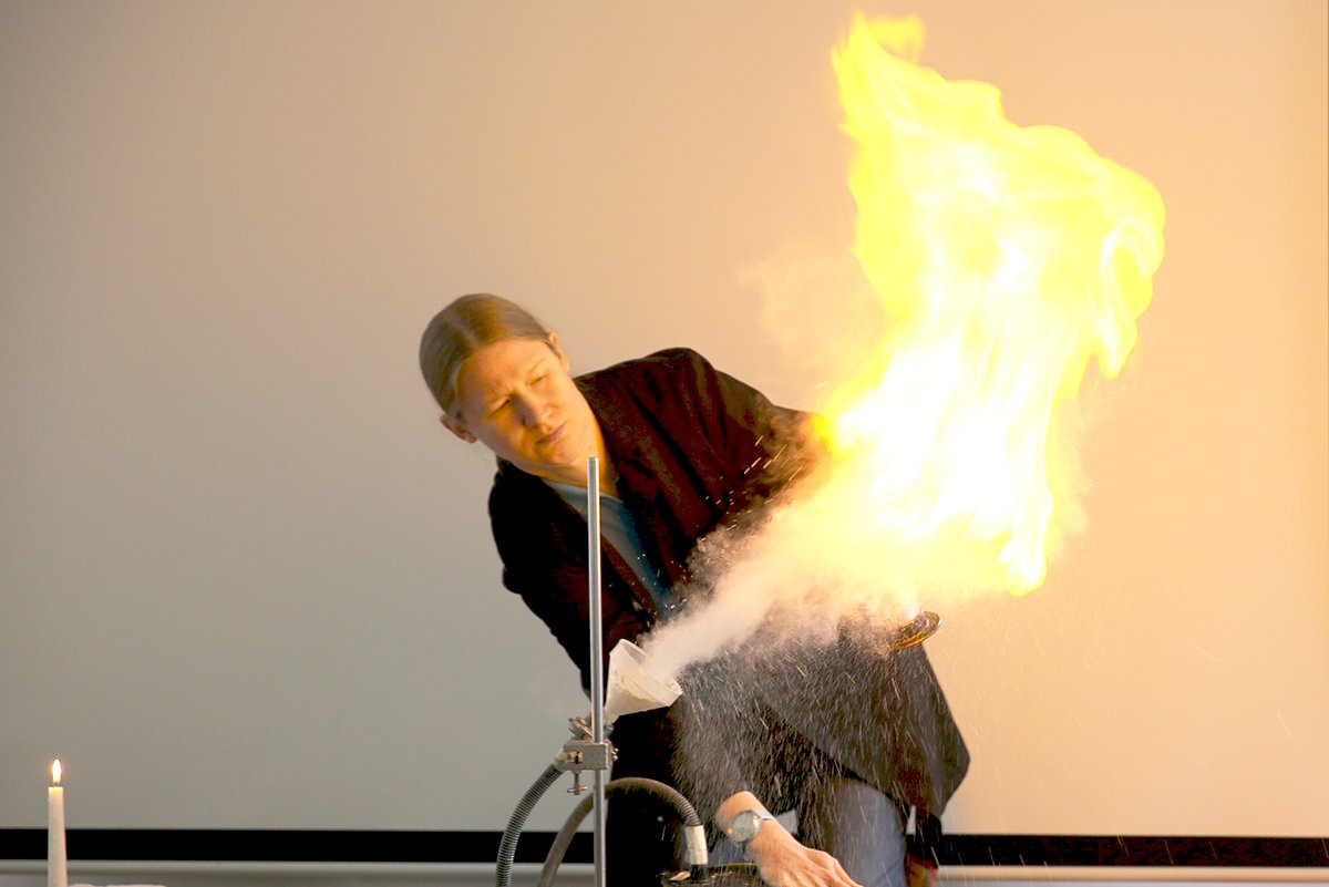 scienceoxford's tweet photo. The energy of #BritishScienceWeek last week was inspiring! Read about some of the blazing excitement of the #scienceshows &amp; workshops presented by the Science Oxford team visiting schools in our region: https://t.co/Cem6Y4AZyZ  #STEMlearning
@ScienceWeekUK https://t.co/undWfe8RAd