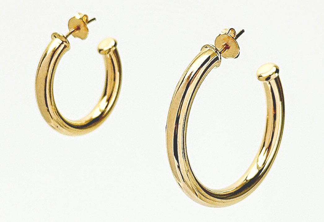 cynthiarybakoff's tweet photo. NEW! Athena Hoops in 2 sizes. Thick hoops that are incredibly comfortable and light weight. 

#hoopearrings #thickhoops #newhoops #spring2023jewelry #jewelrytrends https://t.co/uc8GLsxA0C