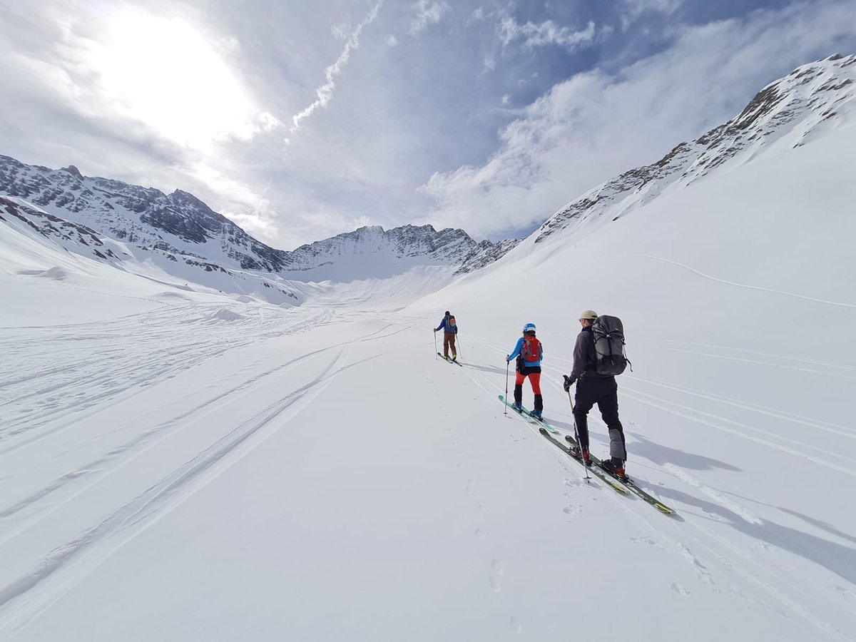 jonnybairdguide's tweet photo. Sortie annuelle avec la famille bestwick..second time i have come across a viper ski touring ! #valdaosta #valferret 🇮🇹#skirando #skitouring #weareifmga https://t.co/nWL74bjWue