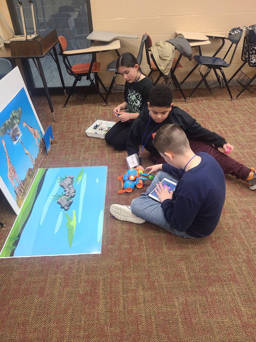 JKSTEAMLAB's tweet image. Robotics skills were being used by some of our 4th Graders as we took part in STEAM Jam at Tech Wars today. Coding at its best to feed safari animals! 
@BataviaJK