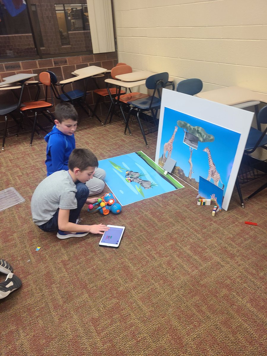 JKSTEAMLAB's tweet image. Robotics skills were being used by some of our 4th Graders as we took part in STEAM Jam at Tech Wars today. Coding at its best to feed safari animals! 
@BataviaJK