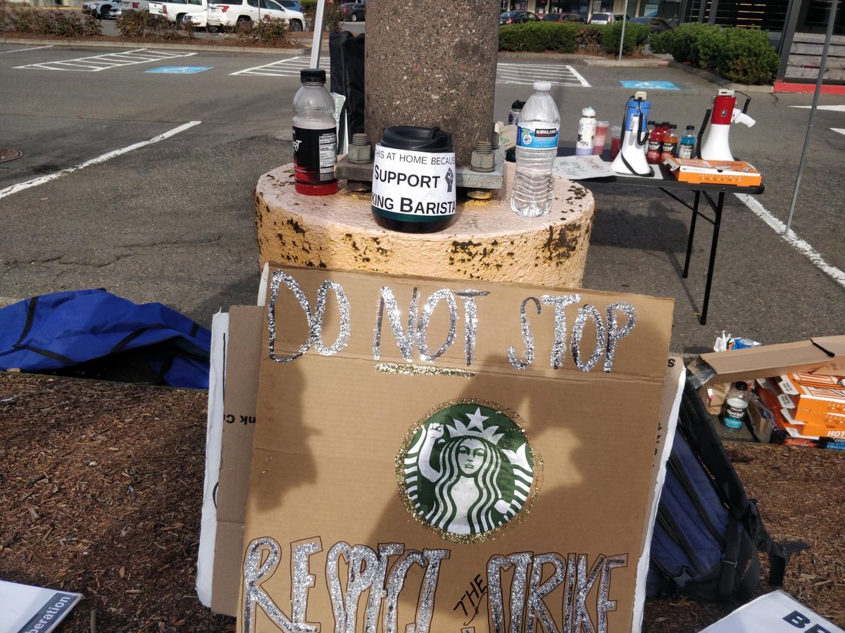 jamiep72061's tweet photo. 115 Starbucks stores on strike yesterday, six in the Portland area, demanding the company bargain in good faith, stop firing union organizers and closing union shops.  Sign up for Starbucks Workers United solidarity actions  https://t.co/vdAih5oi98 https://t.co/guMqrKjDEb