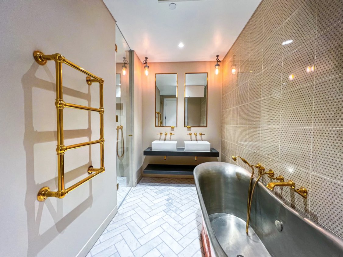 onemovegroup's tweet photo. An enormous and mesmerising 3 bedroom 4 bathroom ‘Villa in the Sky’ located on top of the prized Boiler House Square within the Battersea Power Station. The apartment is fashioned in the Heritage 33 palette which takes inspiration from the classic elegant styling of the 1930’s. https://t.co/bWJ1WtFNN2