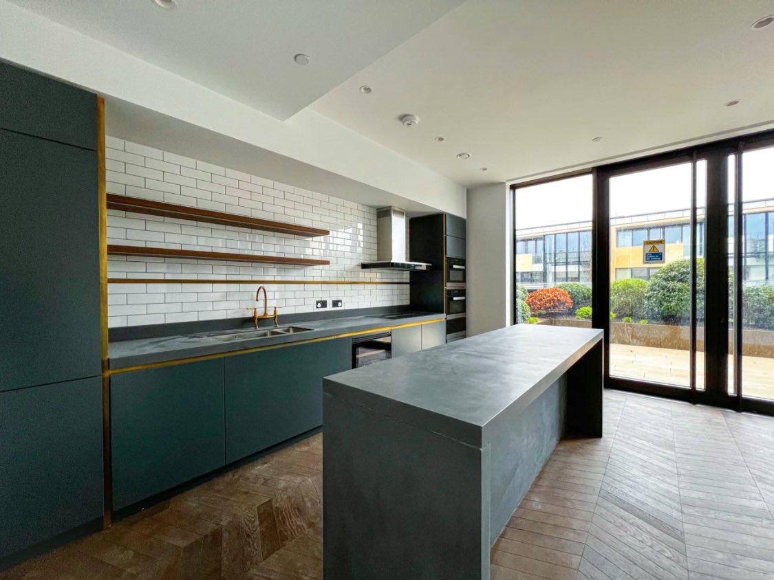 onemovegroup's tweet photo. An enormous and mesmerising 3 bedroom 4 bathroom ‘Villa in the Sky’ located on top of the prized Boiler House Square within the Battersea Power Station. The apartment is fashioned in the Heritage 33 palette which takes inspiration from the classic elegant styling of the 1930’s. https://t.co/bWJ1WtFNN2