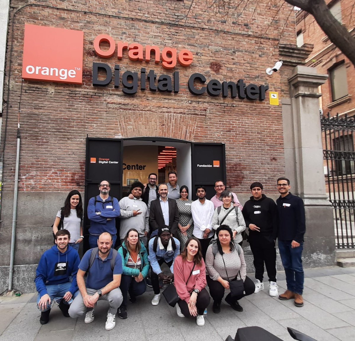 E2OEspana's tweet photo. Hoy profesionales y jóvenes de Escuelas de Segunda Oportunidad de toda España han participado en el encuentro #GarageLab de @fundacionorange con @dmoraleg. ¡Un lujo compartir y construir juntos en el #OrangeDigitalCenter! #competenciasdigitales https://t.co/4ZXd3kUmvG