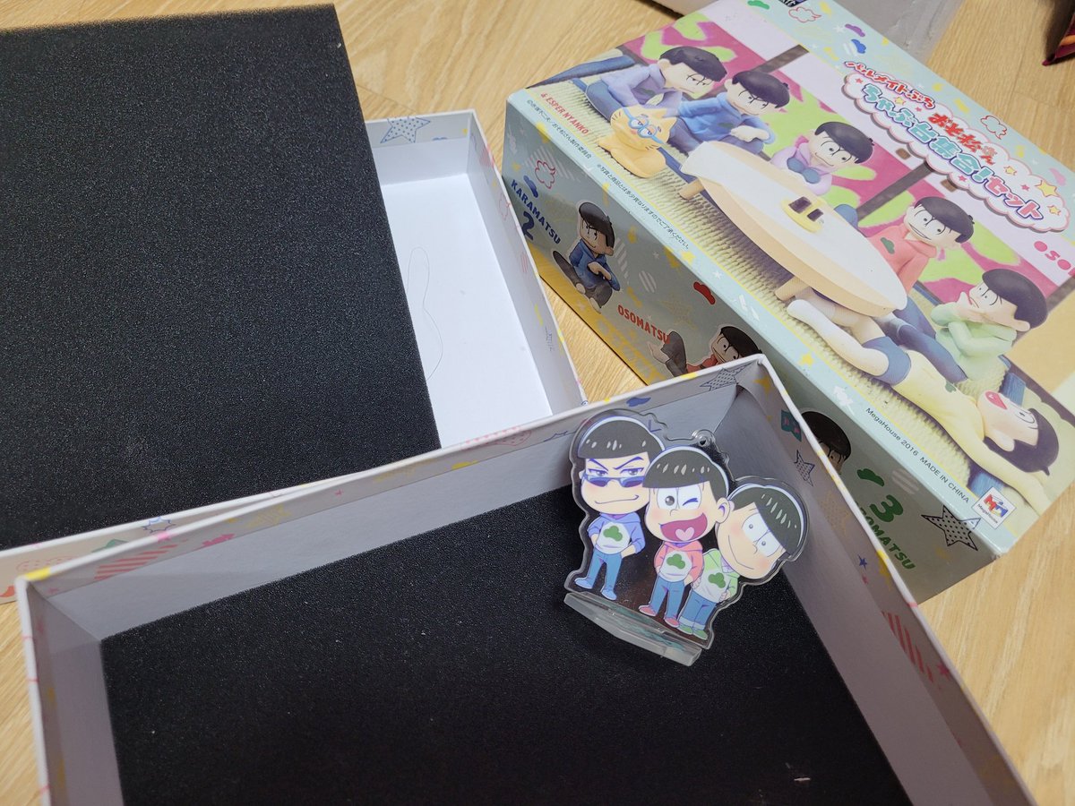 Kimyang_00's tweet photo. 오소마츠상 공식 굿즈 일괄 만원에 판매합니다! 하나는 본인이 맘대로 배치 가능한 피규어에 배경 굿즈, 하나는 아크릴 굿즈예요! 이사가야해서 처분합니다!

#오소마츠상 https://t.co/exULMf6ZqR