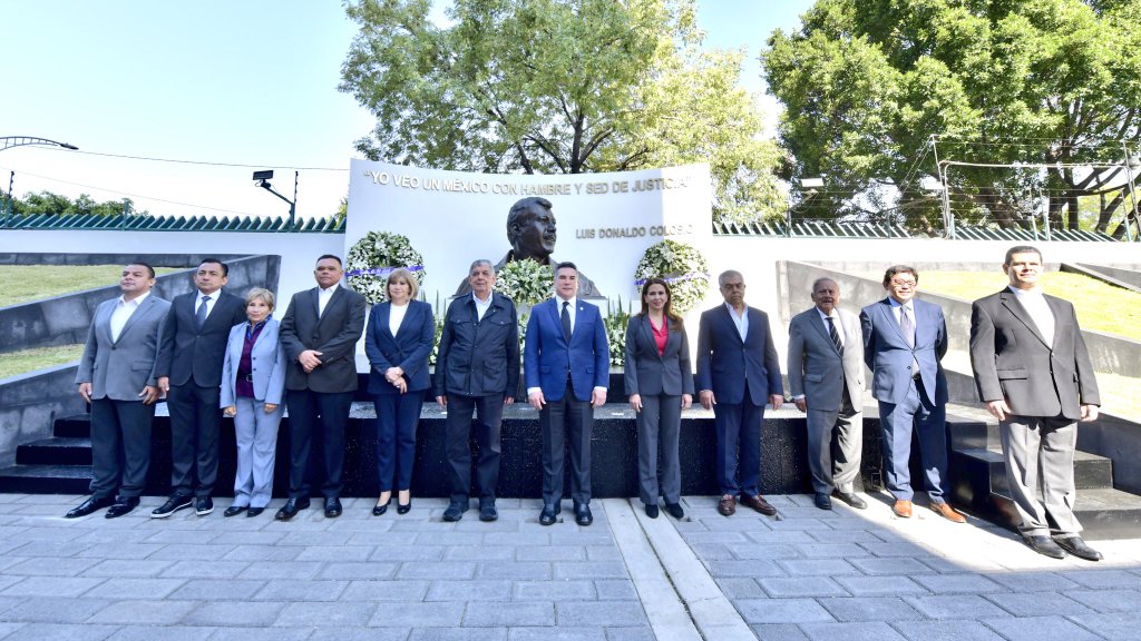 Erubiel Alonso Que (@erubiel_alonso_) on Twitter photo Acompañamos a nuestro Presidente <a href="/alitomorenoc/">Alejandro Moreno</a> y nuestra Secretaria <a href="/caroviggiano/">Carolina Viggiano</a> a la Guardia de Honor por el Aniversario Luctuoso del Lic. Luis Donaldo Colosio Murrieta. Orgullosos de su legado, le recordamos siempre por su gran valentía. #Revolucionarios 🇲🇽👊🏼 <a href="/MT_Nacional/">Movimiento Territorial</a> Acompañamos a nuestro Presidente <a href="/alitomorenoc/">Alejandro Moreno</a> y nuestra Secretaria <a href="/caroviggiano/">Carolina Viggiano</a> a la Guardia de Honor por el Aniversario Luctuoso del Lic. Luis Donaldo Colosio Murrieta. Orgullosos de su legado, le recordamos siempre por su gran valentía. #Revolucionarios 🇲🇽👊🏼 <a href="/MT_Nacional/">Movimiento Territorial</a>