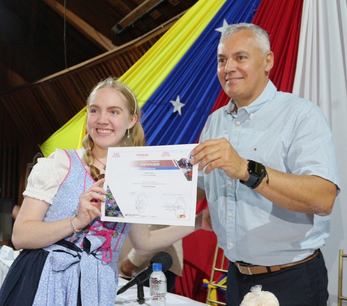 Ayer #22Mar el ministro @AliErnesto32 junto al alcalde del municipio Tovar, #DarwinCáceres, hizo entrega de 70 certificados a estudiantes de la #Unefa, #PrestadoresDeServiciosTurísticos y Comunidad Organizada de la #ColoniaTovar, estado Aragua.

@NicolasMaduro