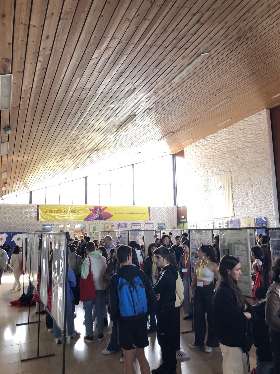 INSElCairat's tweet photo. Per la tarda ha arribat el nostre torn de defensa. Ens emportem una gran experiència. Gràcies #Exporecerca i gràcies Reunion Científica Caceres 2023 ☺️ https://t.co/lgf5iPjNoY