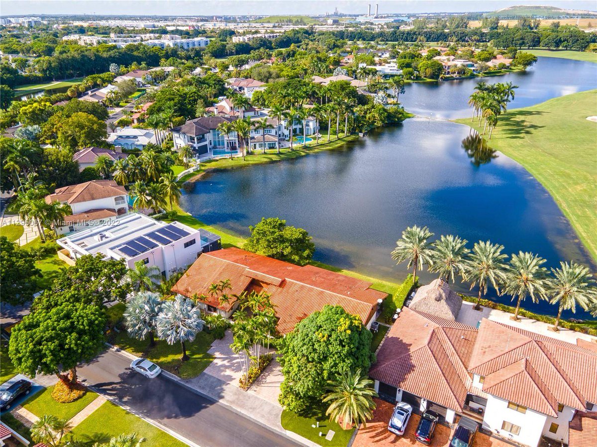 VaneauMiami's tweet photo. $2,500,000 5 bedrooms 5 bathrooms water views in Doral Miami-Dade Florida. Take a look at this awesome space: https://t.co/JuPbnN78SK https://t.co/un5M8TWBEZ
