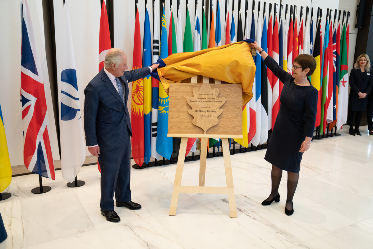 We were so excited to welcome King Charles III to our new headquarters in Canary Wharf today. The King unveiled a plaque commemorating his visit and met #EBRDfamily. @RoyalFamily ebrd.com/news/2023/king…