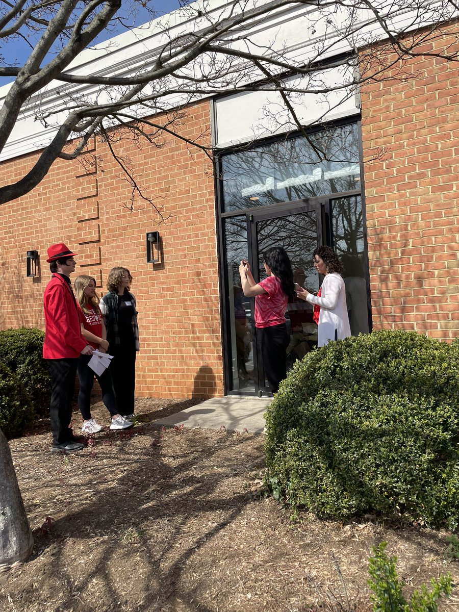 pammoran's tweet image. Nothing better then engaged teens designing solutions to the grand challenges they see as real in their lives today and in the future @scl_va student design thinking institute @deelanier facilitating - why not a Va Student Leading Innovation Network? #valin