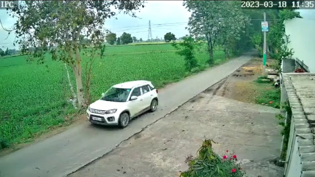 theskindoctor13's tweet photo. CCTV footages of #AmritpalSingh from various states can be combined and released with background score such as "le jaaye jane kaha hawayein" to narrate the tale of a youth determined to embark on a journey of self-discovery after relinquishing all societal norms and expectations. https://t.co/qqNYa9zMNx