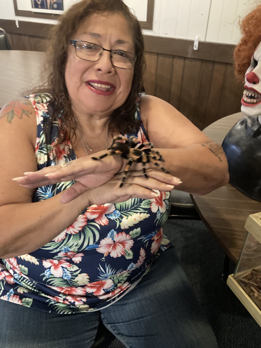 ElksLodge2025's tweet image. #TBY Our incoming ER is one brave lady!  Also of note, looks like a clown is photobombing this photo?  Clowns and spiders?  LOL.....  #ArcadiaElks #ArcadiaElks2025 #ArcadiaElksLodge #ArcadiaElksLodge2025 #ThrowbackThursday