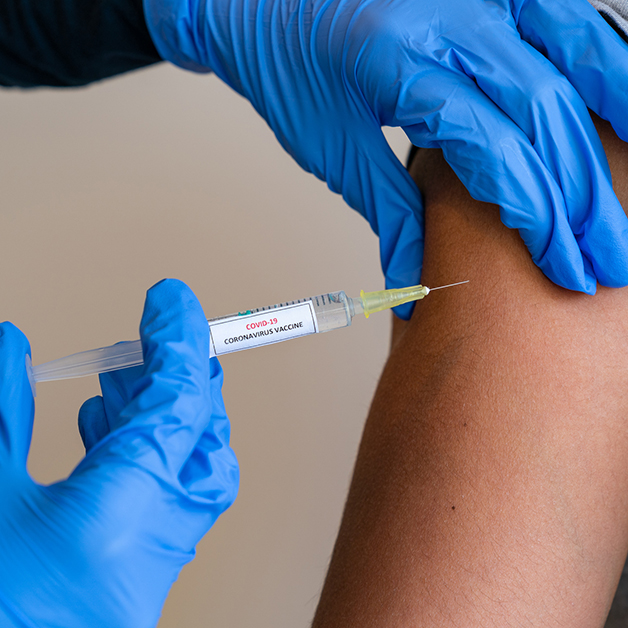 UEAResearch's tweet photo. Vaccination halves risk of long Covid, largest study to date shows 🤒
UEA's Prof Vass Vassiliou said the findings "enable us to better understand who may develop long Covid and also advocate for the benefit of vaccination.”
🔗 https://t.co/InU456W1oz
#ThinkingWithoutBorders https://t.co/RhOVHs2ujX